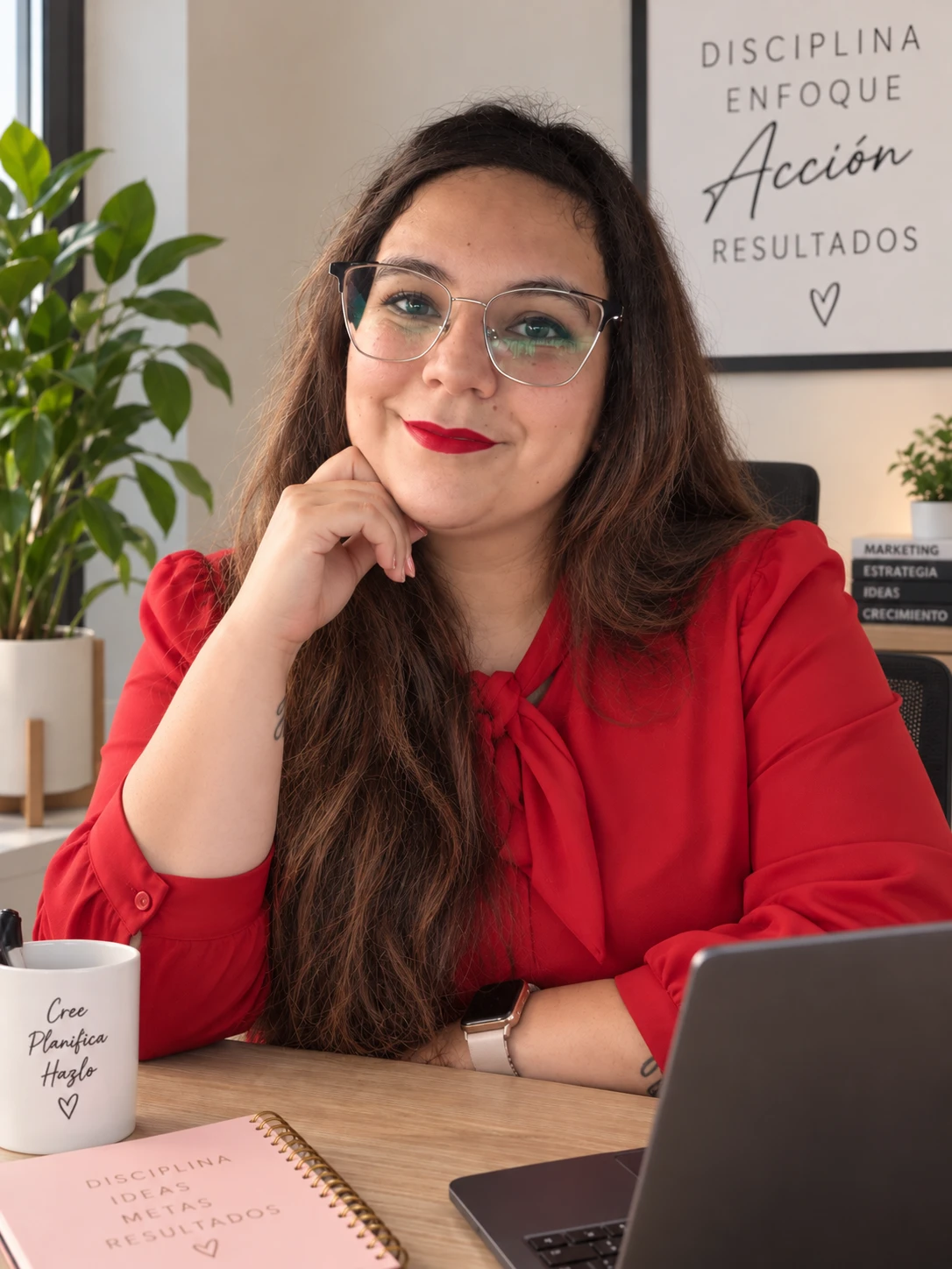 Dany trabajando en su escritorio